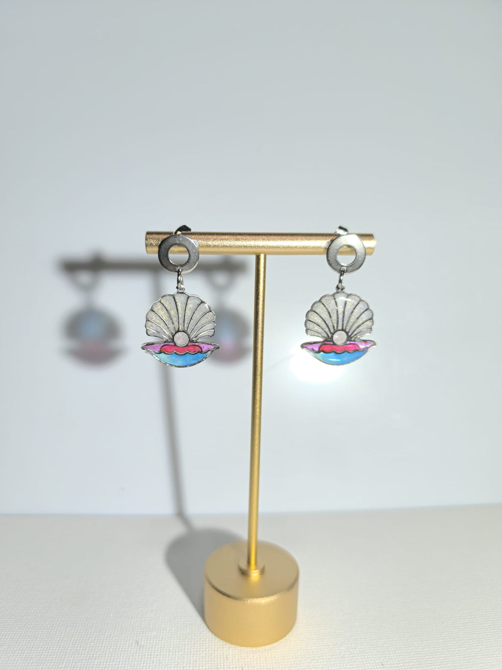 Pendientes con forma de concha marina en efecto vitral