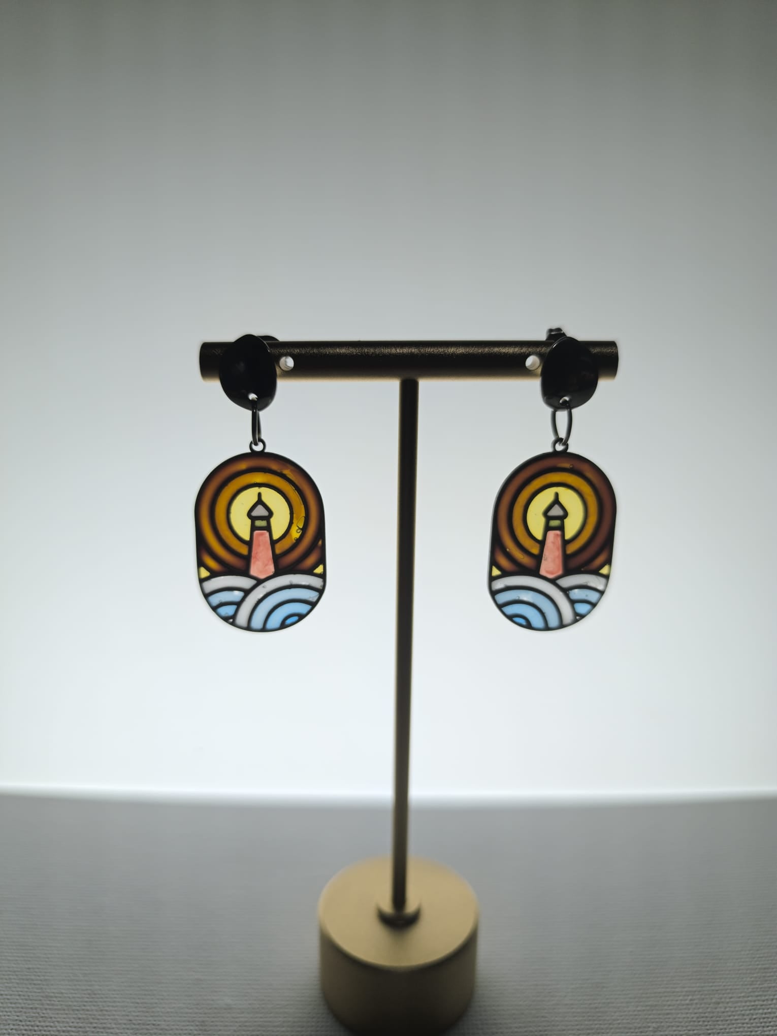 Pendientes con faro marino en estilo vitral colorido