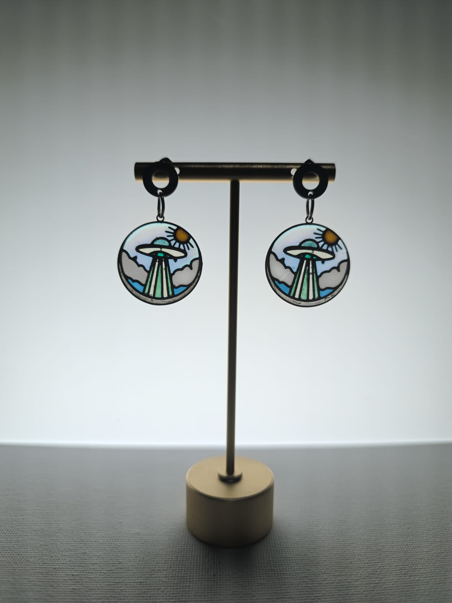 Pendientes con diseño de ovni en acabado vitral creativo