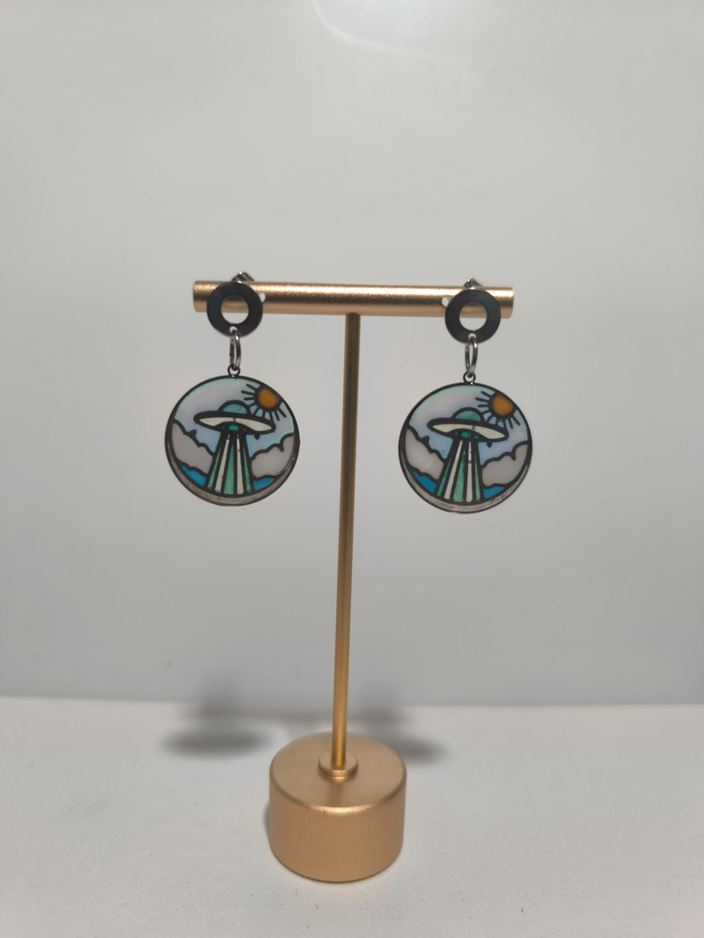 Pendientes con diseño de ovni en acabado vitral creativo