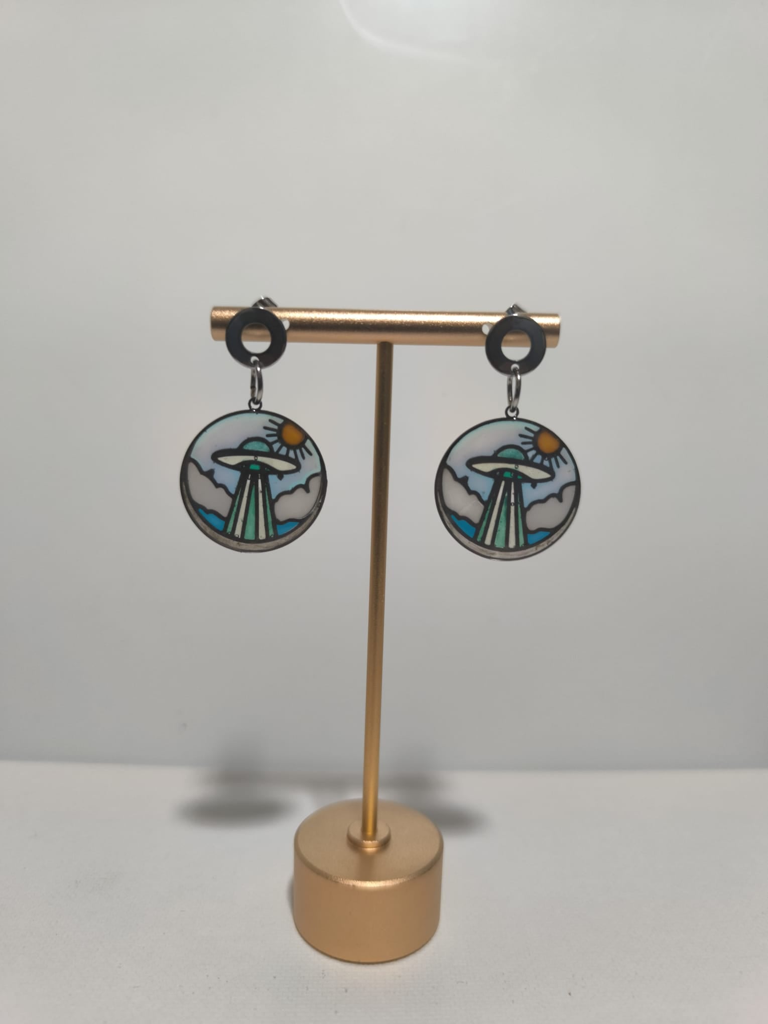 Pendientes con diseño de ovni en acabado vitral creativo