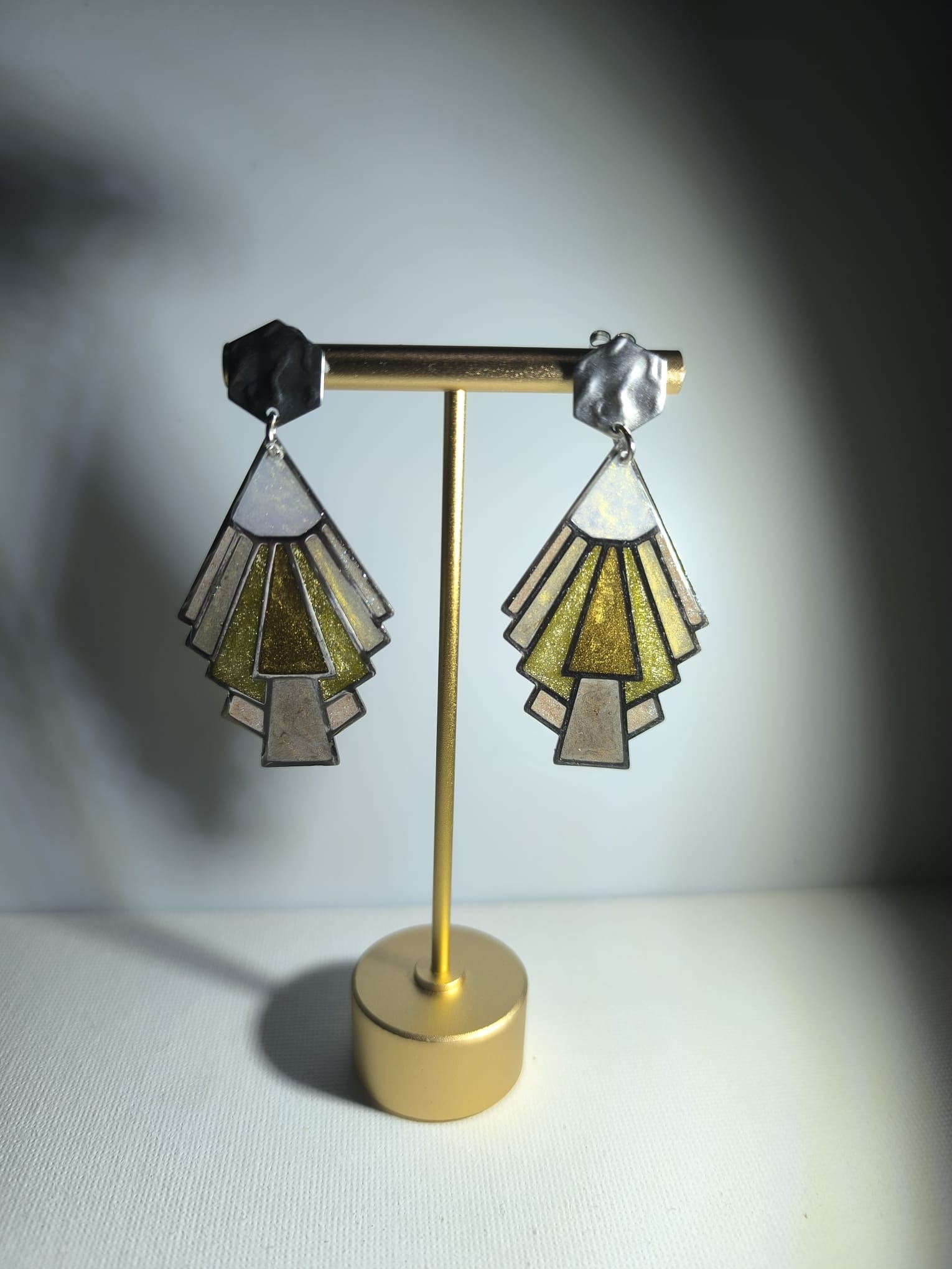 Pendientes geométricos estilo art deco con efecto vitral