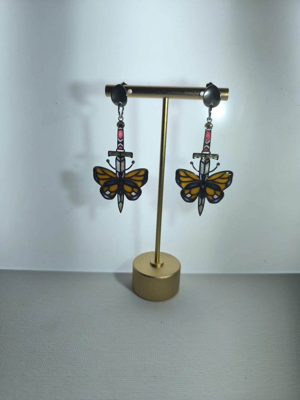 Pendientes con mariposa monarca en estilo vitral colorido
