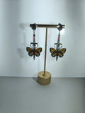 Pendientes con mariposa monarca en estilo vitral colorido