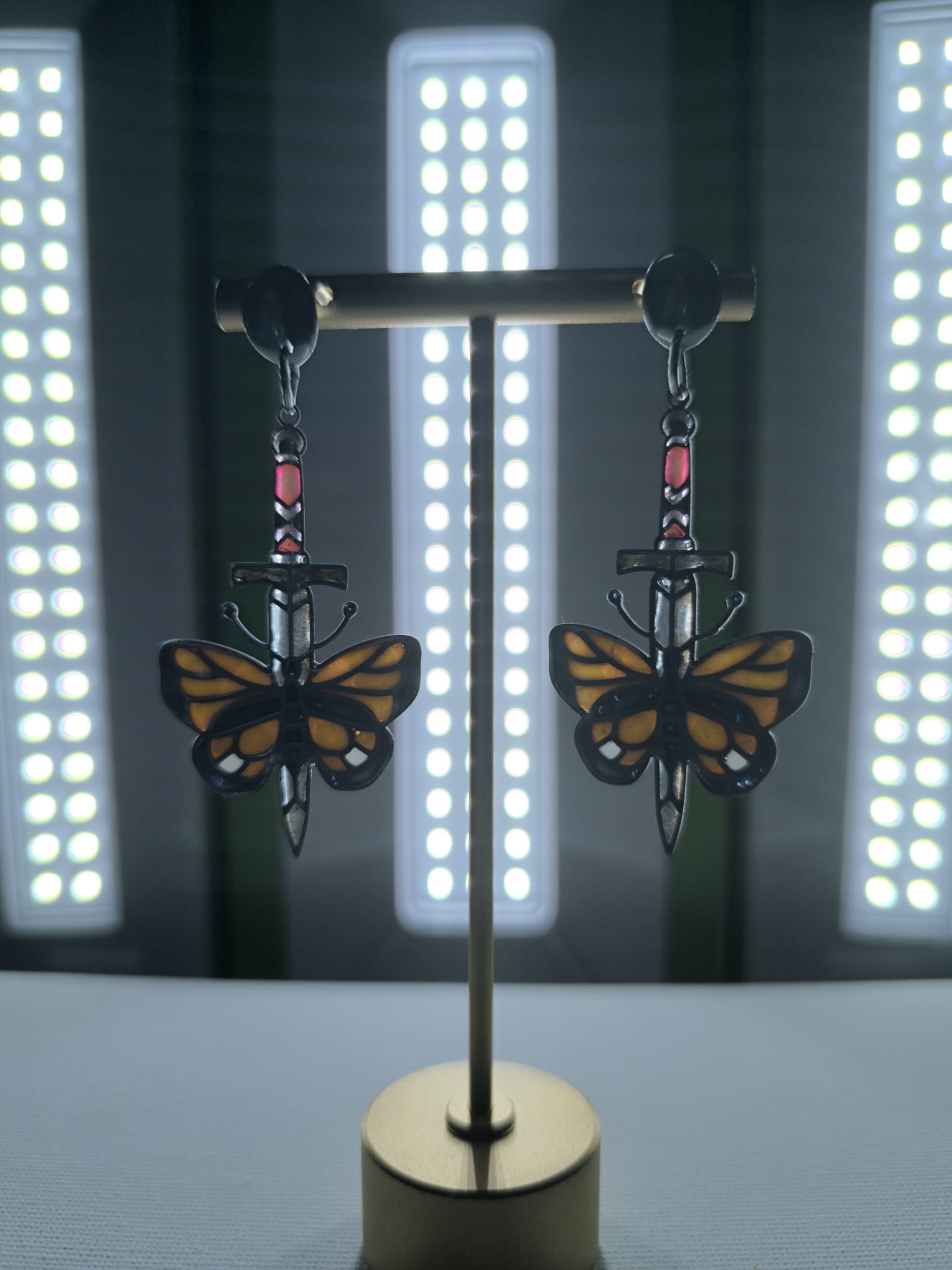 Pendientes con mariposa monarca en estilo vitral colorido