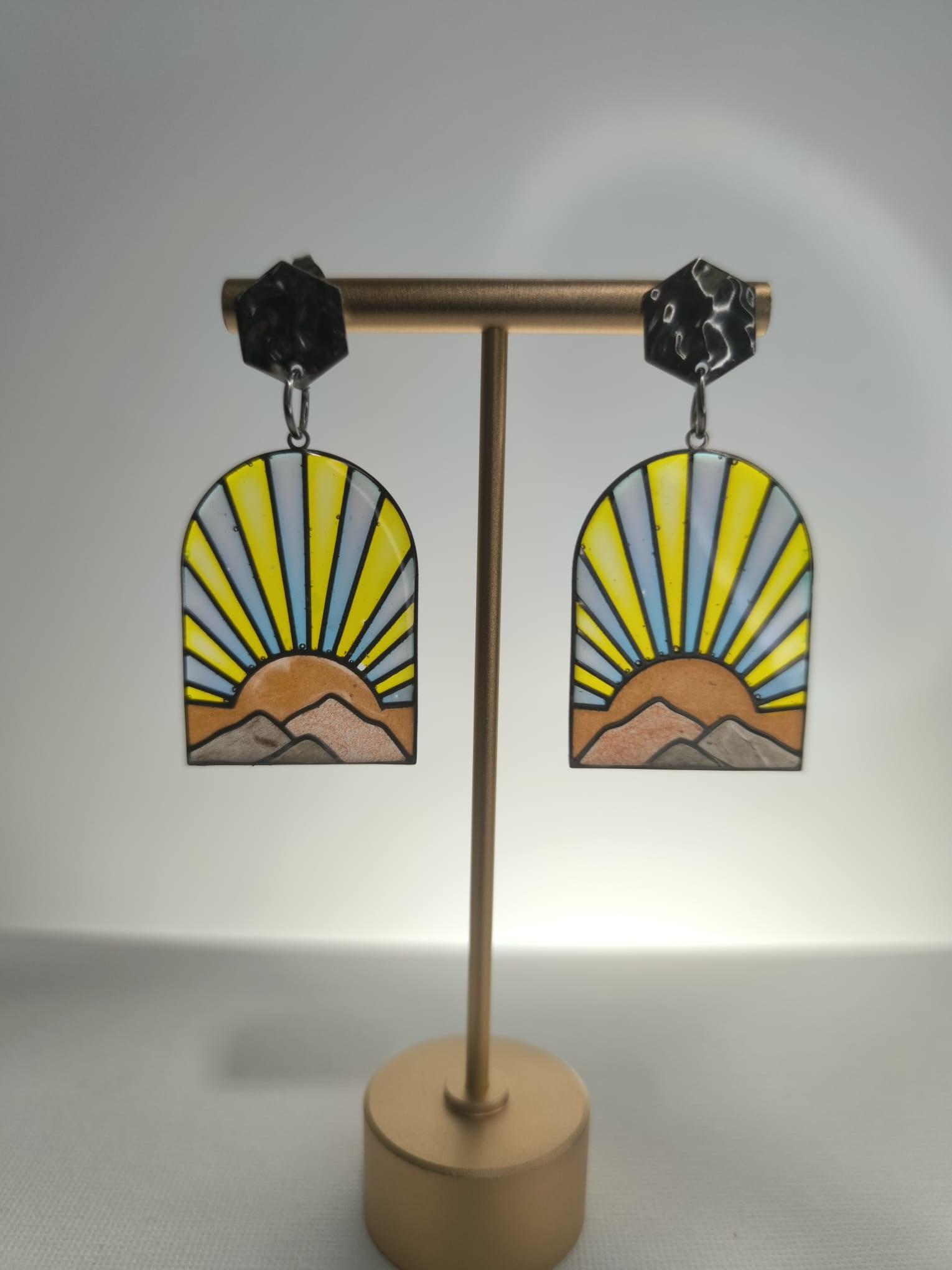 Pendientes inspirados en amanecer con colores tipo vitral
