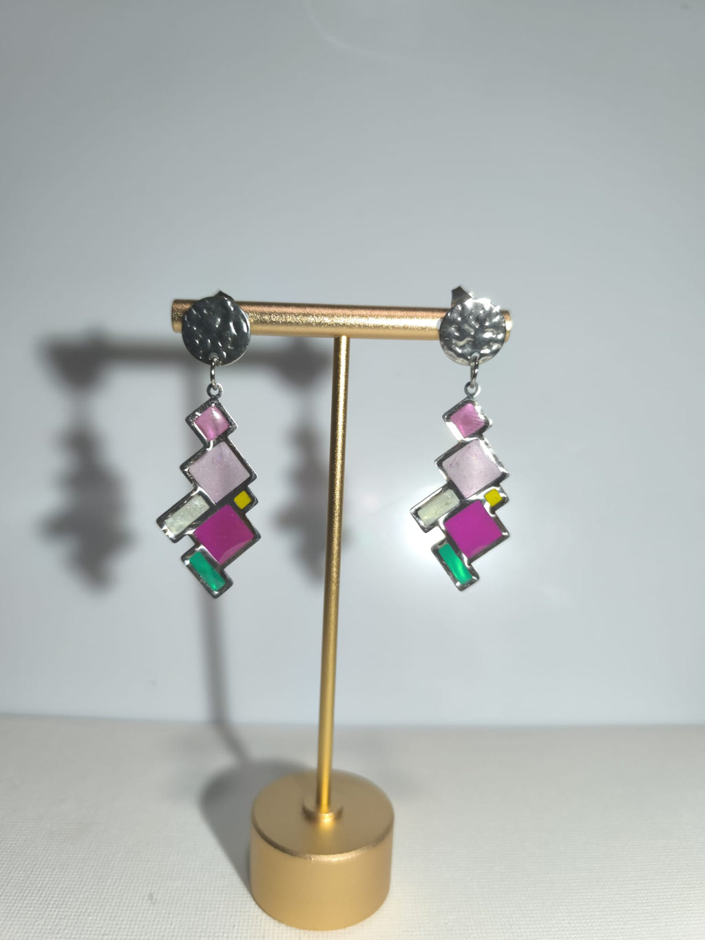 Pendientes cuadrados con efecto vitral y diseño moderno