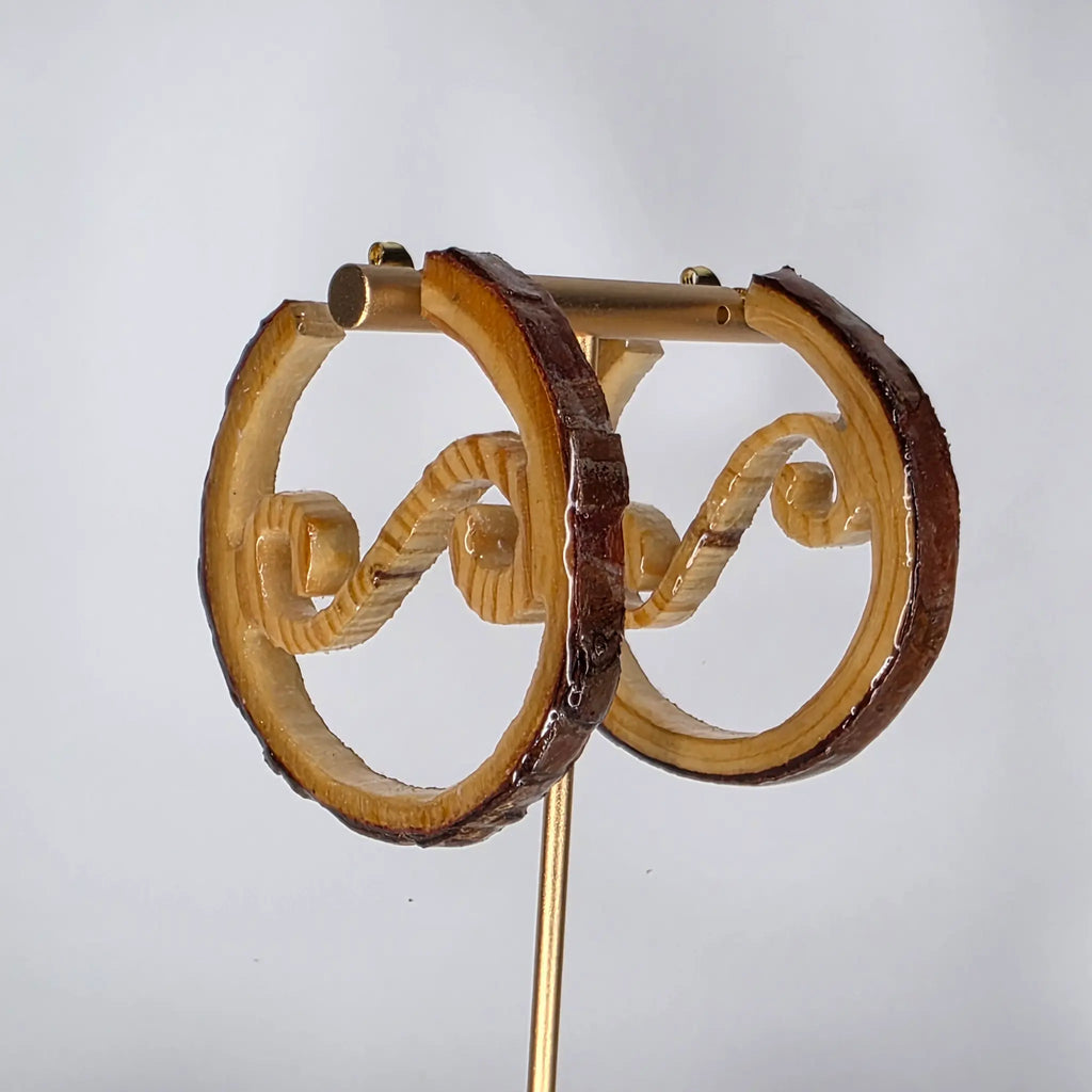 Argollas canarias artesanales de madera de pino símbolo simple hechas a mano en Canarias - Leche Machanga Creations