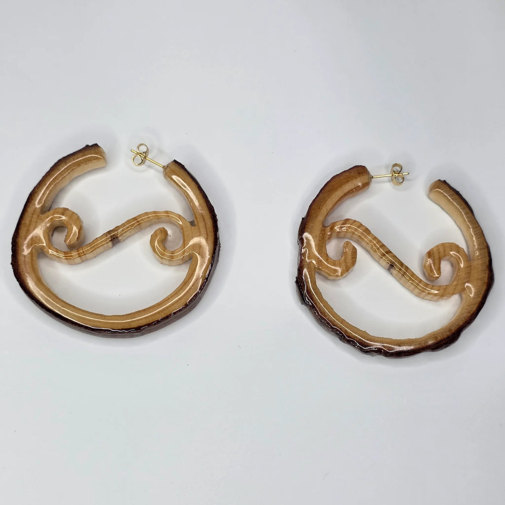 Vista superior argollas canarias de madera de pino símbolo simple artesanales 5,8cm - Leche Machanga Creations
