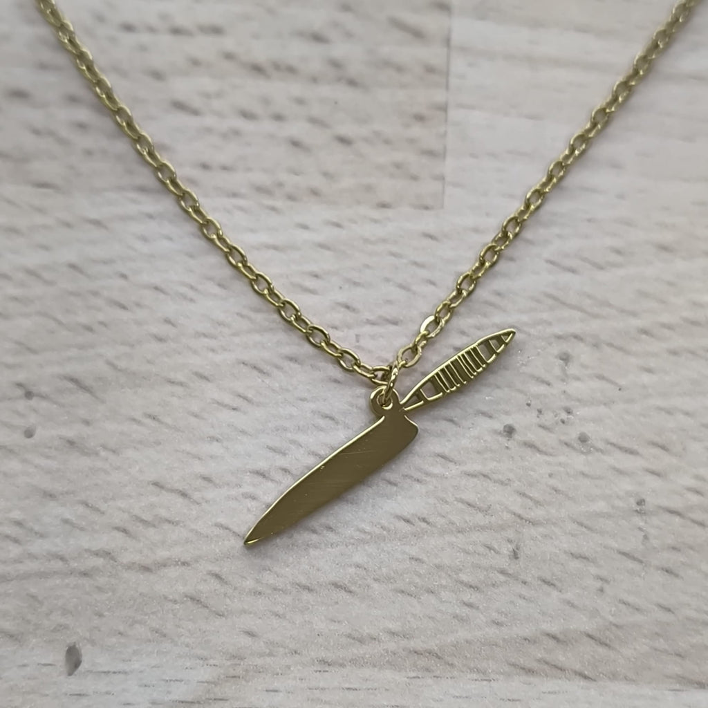 Collar Naife Canario en acabado dorado sobre fondo claro