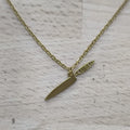Collar Naife Canario en acabado dorado sobre fondo claro