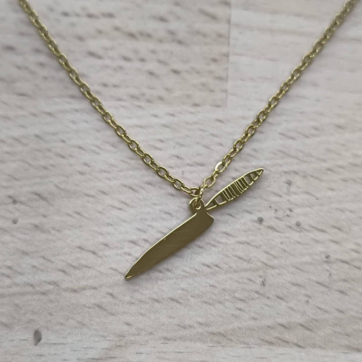 Collar Naife Canario en acabado dorado sobre fondo claro