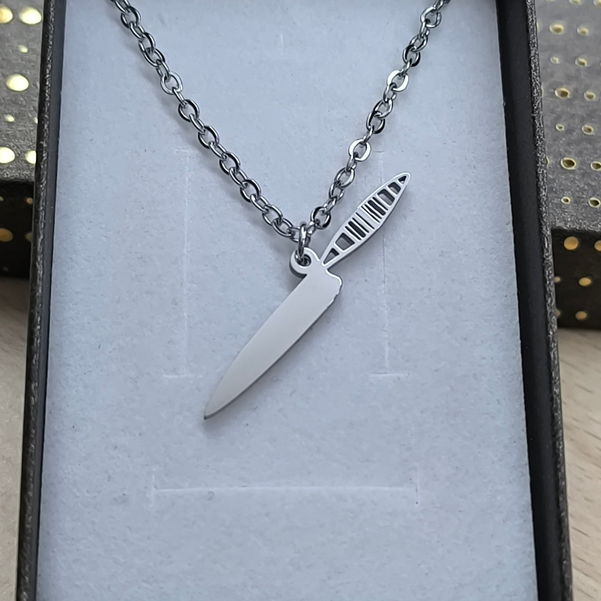 Collar Naife Canario en acabado plateado, presentado en una caja