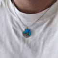 Collar plateado de Gran Canaria con Roque Nublo y arena, puesto
