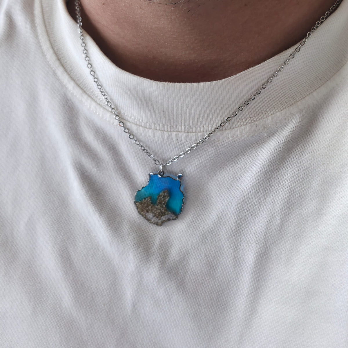 Collar plateado de Gran Canaria con Roque Nublo y arena, puesto