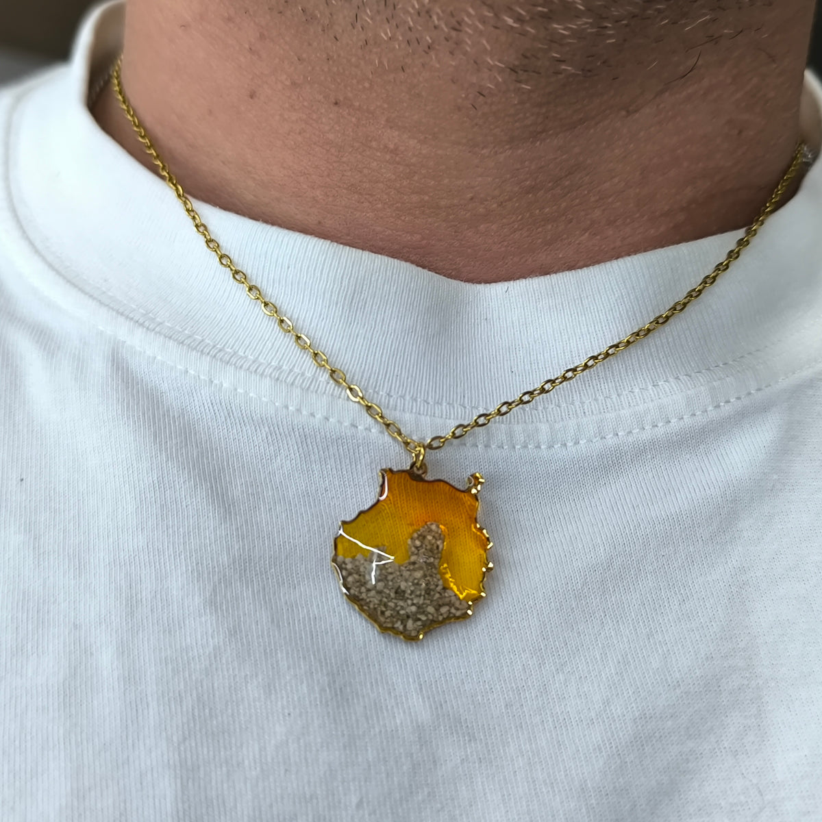 Collar dorado de Gran Canaria con Roque Nublo y arena, puesto