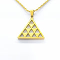 Collar Pintadera Canaria Triangular hueca talla L dorada - vista cercana