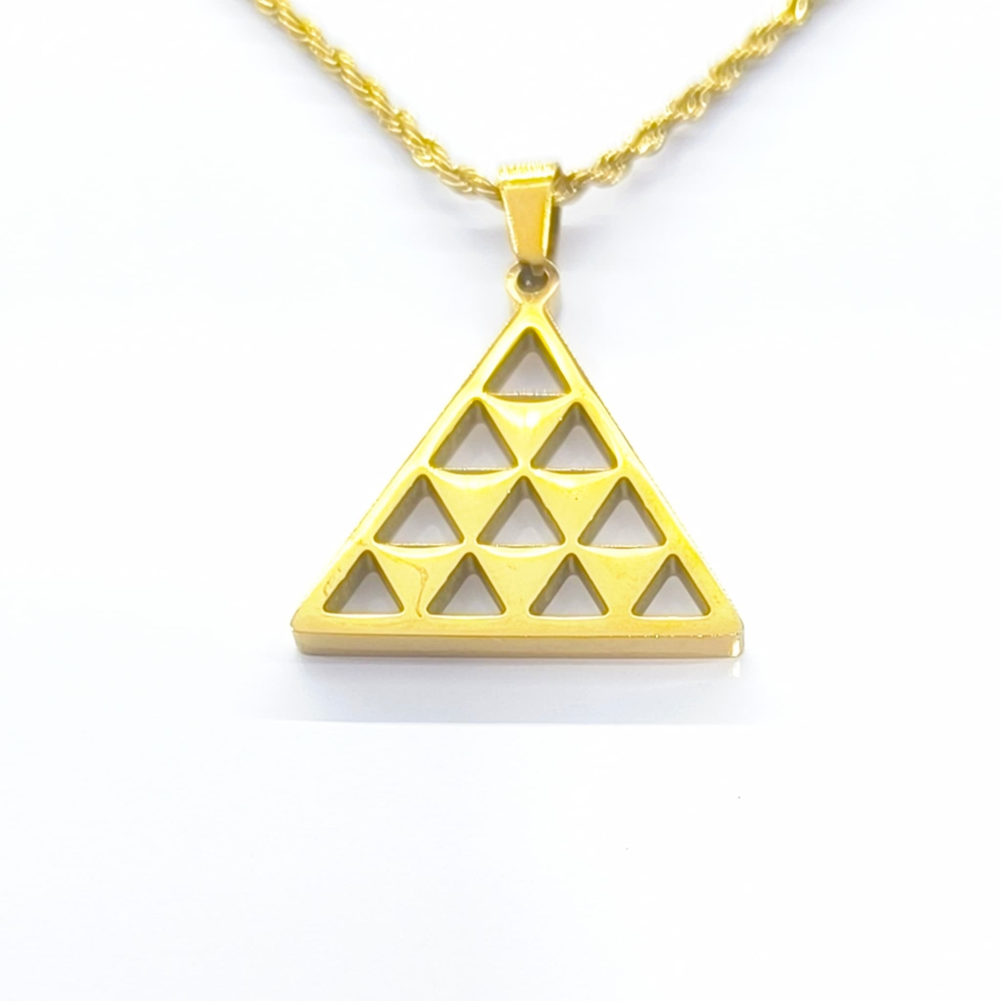 Collar Pintadera Canaria Triangular hueca talla L dorada - vista cercana