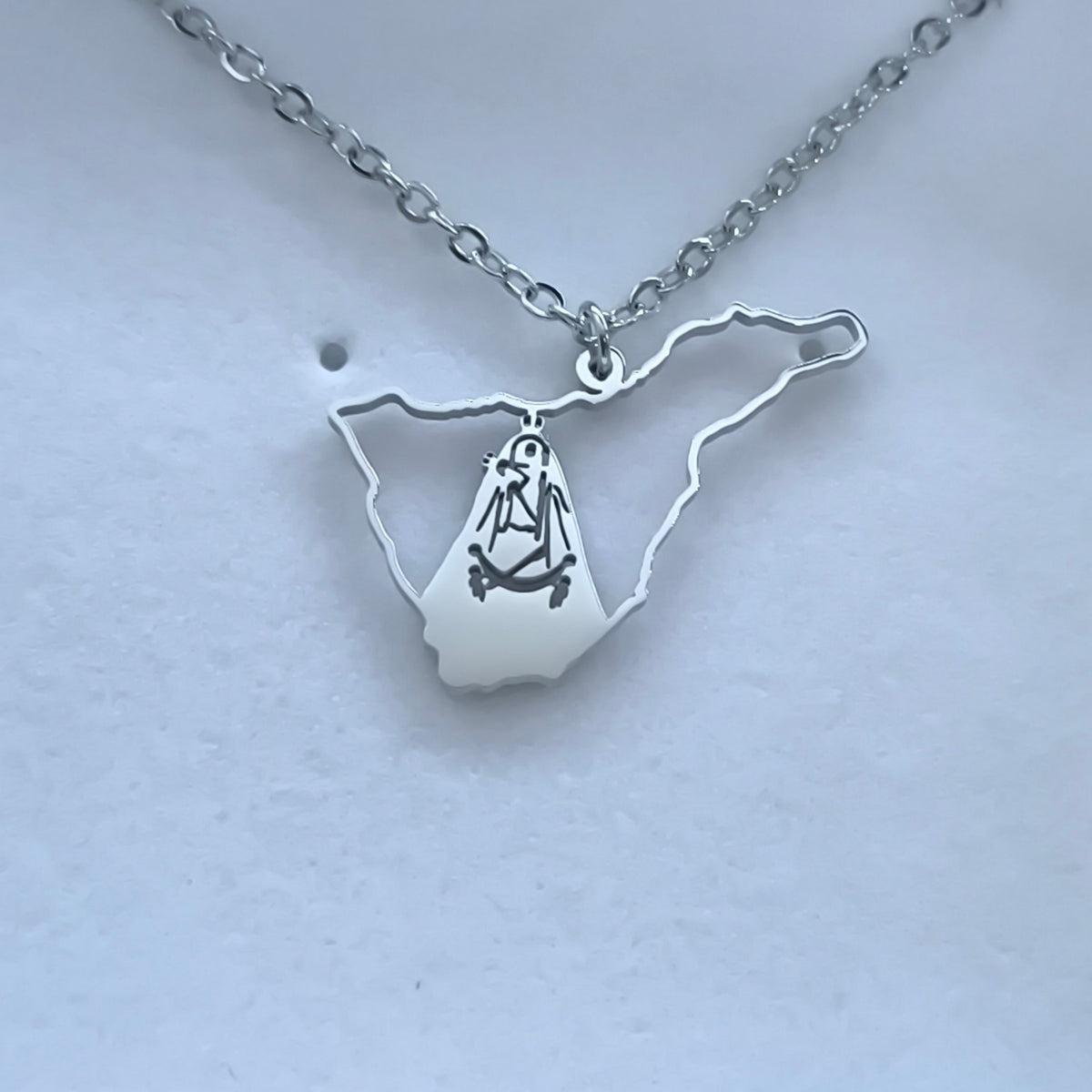 Collar de la Virgen de Candelaria de Tenerife en acero quirúrgico 316L, acabado plateado