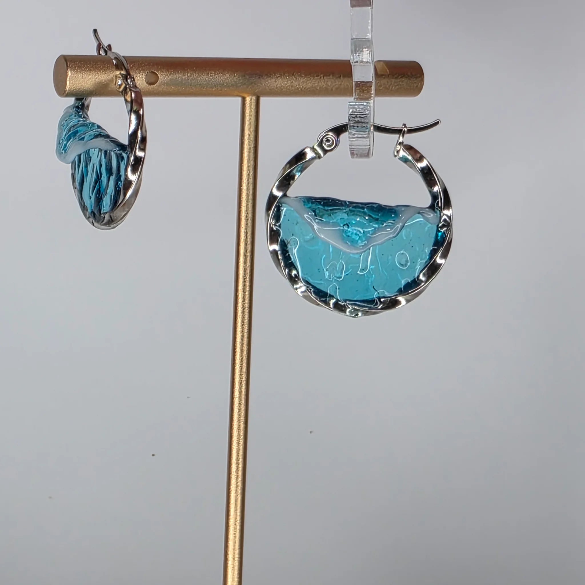 pendientes tipo argollas con olas artesanales plateadas leche machanga creations